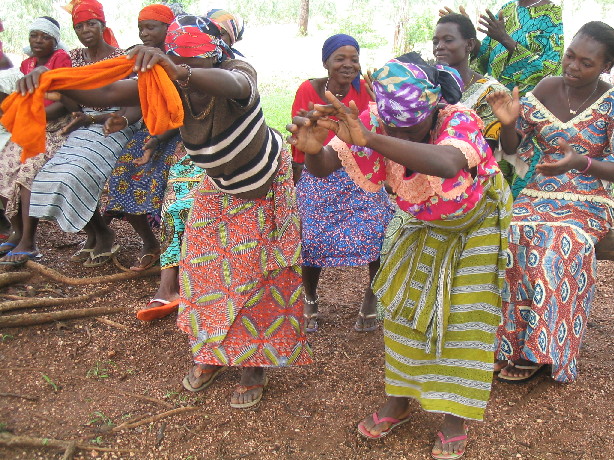 Ufedeb vrouwen zingen en dansen tijdens het wachten